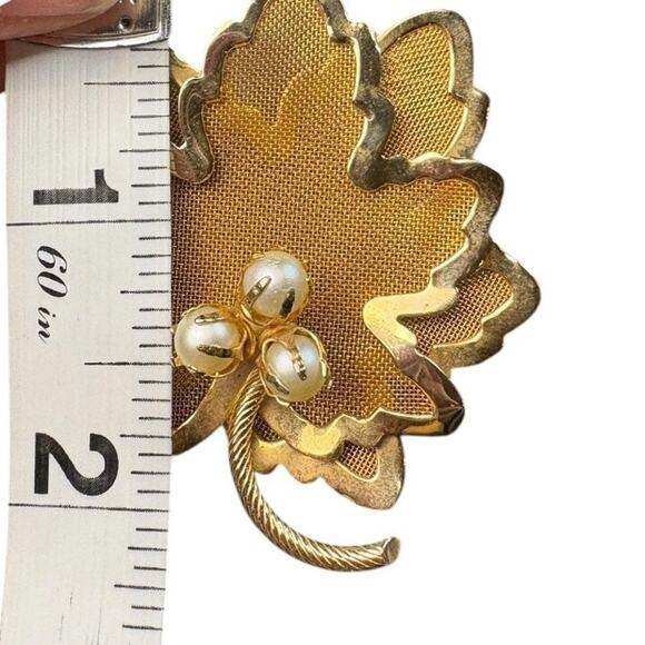 Vintage Coro Gold Tone Maple Leaf Brooch Pin Faux Pearls Signed Mid-Century - Picture 4 of 4